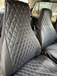 Авточехлы  ВАЗ 2107 экокожа черный с синей ниткой ромб Барс  