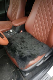 Накидка подушка  на сиденье длинный ворс черный 44х44см   