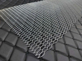 Новая Заря Защитная сетка на решетку радиатора крупная сетка хром 100х33см   