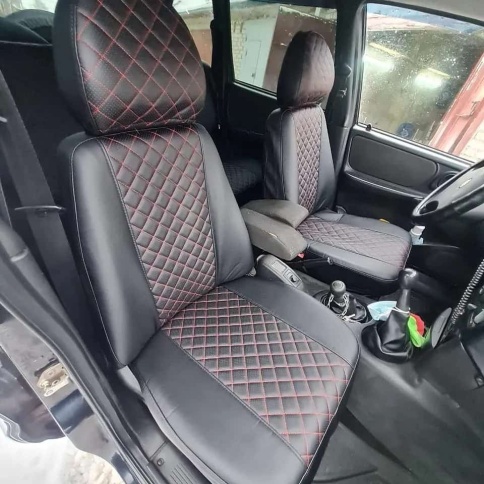 Авточехлы  Нива Шевроле Niva до 2014г экокожа черный с красной ниткой ромб    фото 7