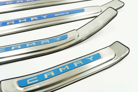 Накладки на внутр пороги Toyota Camry V70 2017-2022г широкие алюминий 4шт фото 3