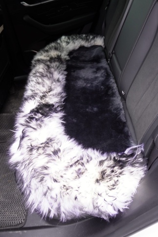 Накидка  комбинированная на заднее сидение серая серед,бока палевые овчина 135x45см 1шт    фото 1