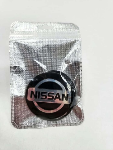 Наклейка на колпаки Nissan сферическая изогнутая 5,5см 4шт черная (137501) фото 1