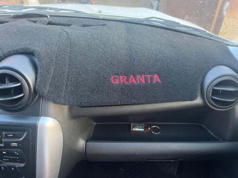 Накидка на панель Lada Granta Гранта 2011-2018г карпет + лого фото 2