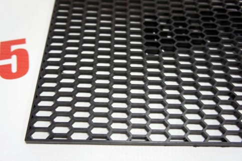 Защитная сетка на решетку радиатора ячейка сота 1x1.5 см мелкая черная 119х40см    фото 2