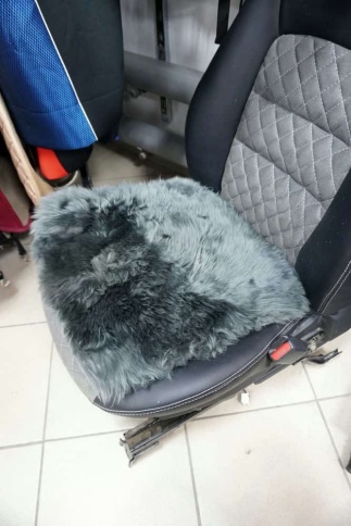 Накидка подушка  на сиденье длинный ворс серый 44х44см    фото 1