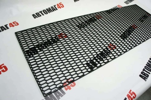 Защитная сетка на решетку радиатора ячейка сота 3x1.5 см крупная черная 119х40см    фото 2