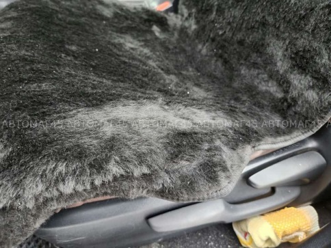 Накидка на сиденье короткий ворс мутон иск.мех черный 140х55см  2шт  фото 3