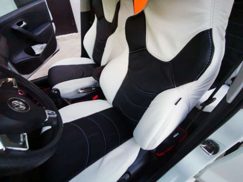 Динас  чехлы универсальные экокожа белый черный комплект    фото 1