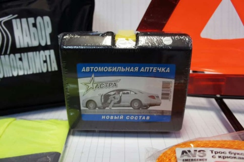 Набор  автомобилиста огнетушитель 2кг аварийный знак трос 5т аптечка жилет   фото 4