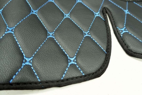 Накидка на панель ВАЗ 2107 экокожа черная с синей ниткой  фото 2