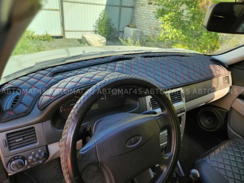 Накидка на панель Приора 1 2007-2014г с красной ниткой экокожа фото 1