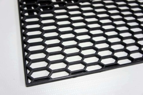 Защитная сетка на решетку радиатора ячейка сота 3x1.5 см крупная черная 119х40см    фото 3