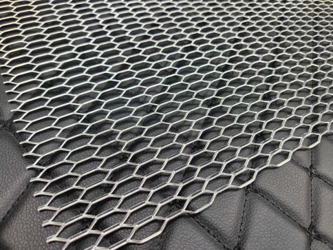 Новая Заря Защитная сетка на решетку радиатора крупная сетка хром 100х33см    фото 2