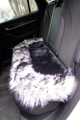 Накидка  комбинированная на заднее сидение серая серед,бока палевые овчина 135x45см 1шт    фото 5