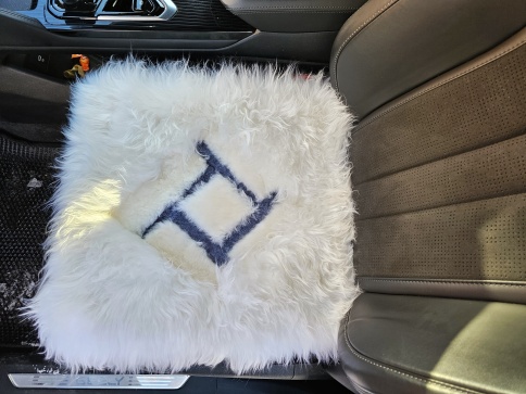 Автоцентр Накидка подушка  на сиденье длинный ворс белый черный 44х44см    фото 3