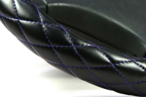 IGG  721 оплетка руля экокожа черный стеганый с синей отстрочкой    фото 3