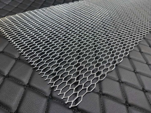 Новая Заря Защитная сетка на решетку радиатора крупная сетка хром 100х33см    фото 1