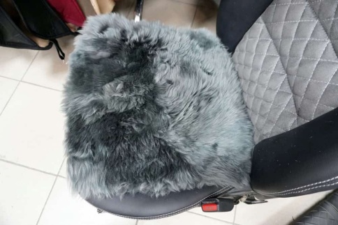 Накидка подушка  на сиденье длинный ворс серый 44х44см    фото 2