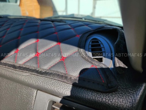 Накидка на панель Приора 1 2007-2014г с красной ниткой экокожа фото 5