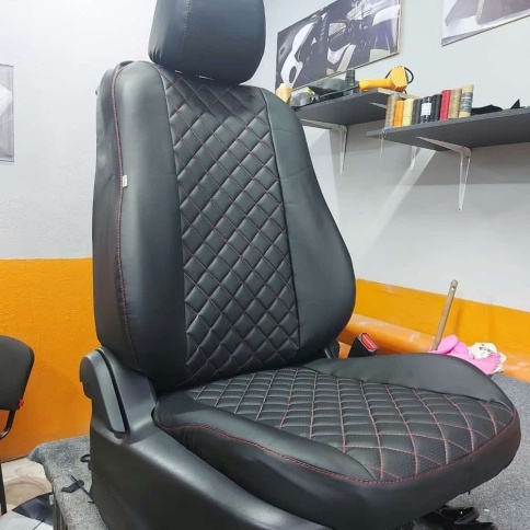 Авточехлы  Mazda CX-5 Мазда СХ-5 низ 1/1 верх 3/3 экокожа черная с красной ниткой ромб    фото 6